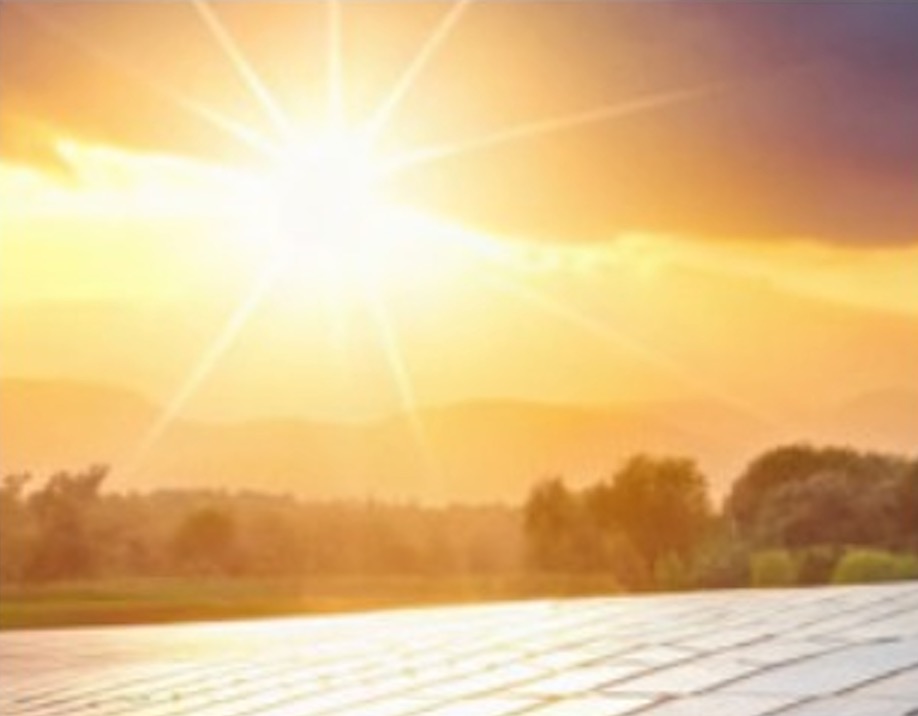 Sonnenaufgang über Solarpaneelen – Symbolbild für nachhaltige Energie bei City Concept Leipzig