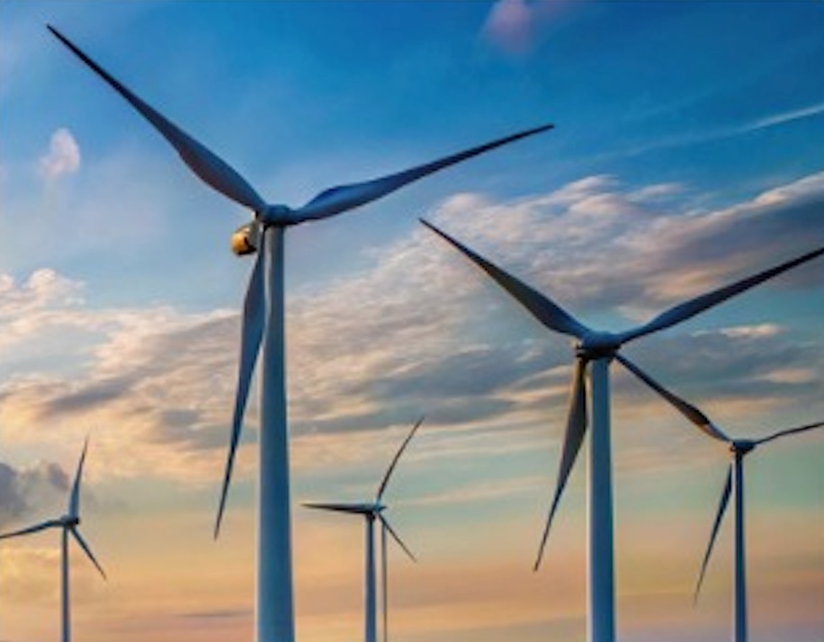 Windkraftanlagen bei Sonnenuntergang – Symbol für erneuerbare Energie bei City Concept Leipzig